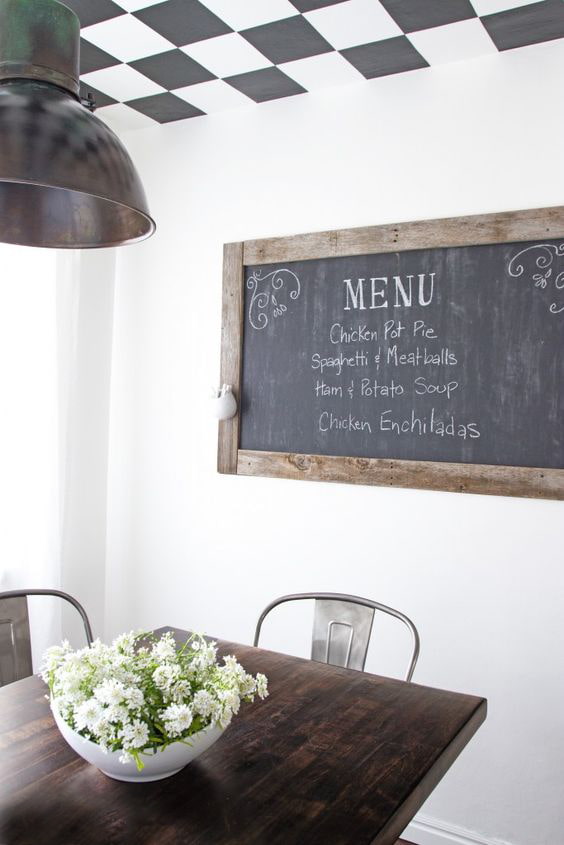 Kreidetafel mit Farbe