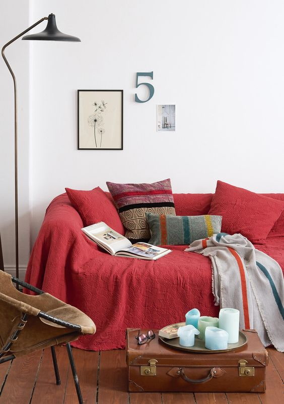 Sofa unter einer Tagesdecke