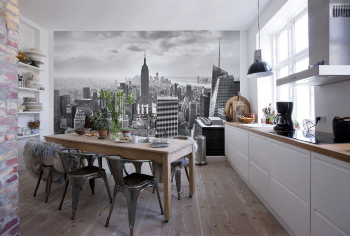 Holzküchentisch im Kücheninterieur
