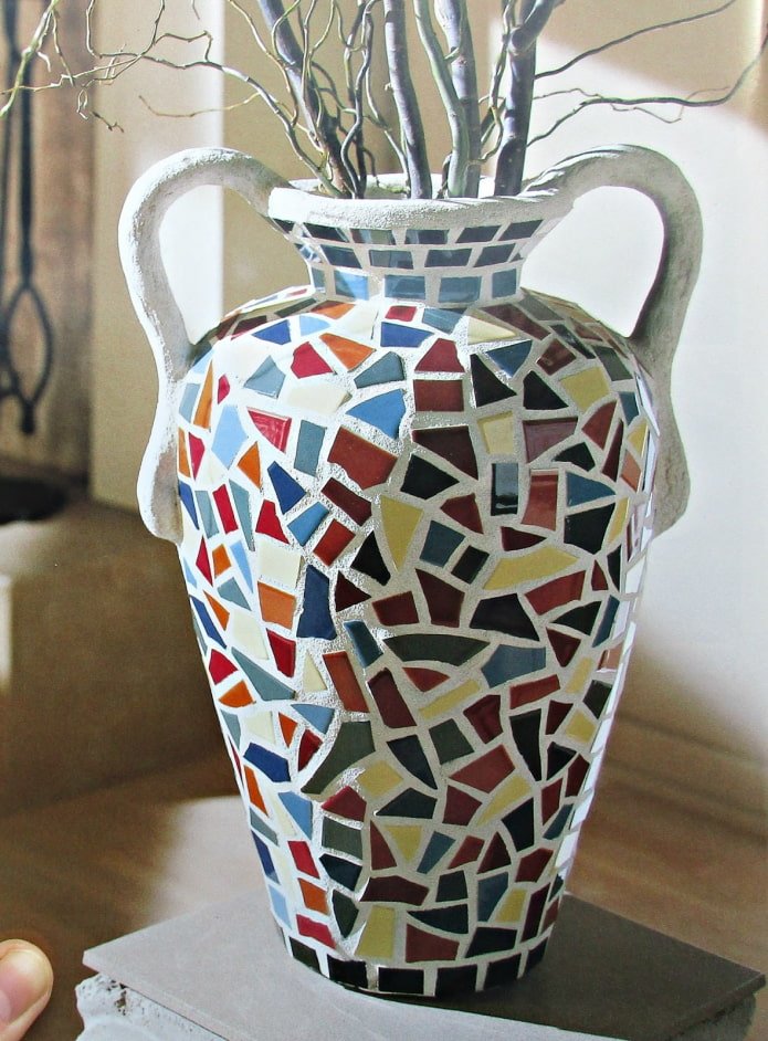 Dekorieren einer Vase mit einem Mosaik aus zerbrochenem Glas
