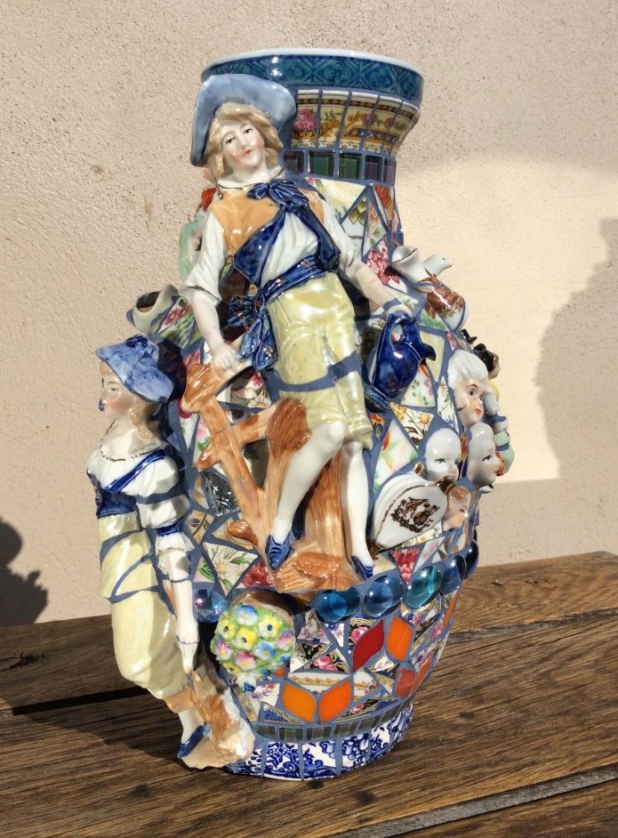 Dekorieren einer Vase mit Scherben von Figuren