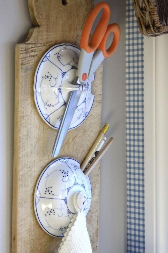 Küchenwandhalter aus Porzellandeckeln