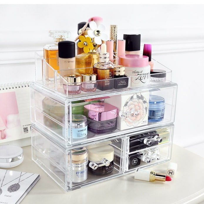 Organizer mit Kosmetik