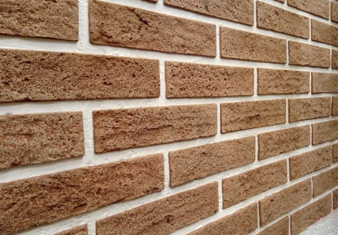 Flexibler Ziegel an der Wand