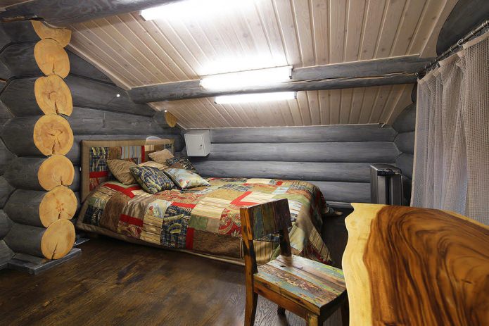 Schlafzimmer in einem Holzhaus