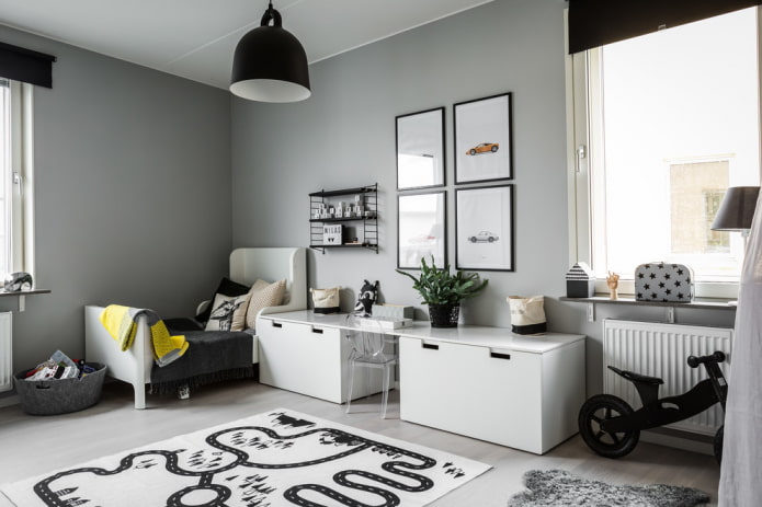 Möbel und Dekor im Interieur eines grauen Kinderzimmers