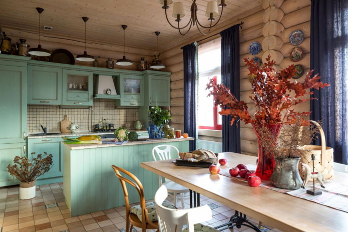 Küchendesign im Inneren eines Blockhauses