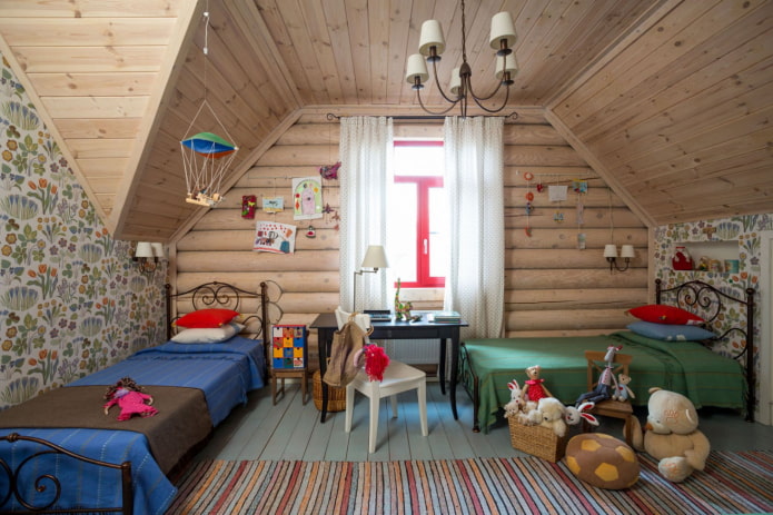 Kinderzimmergestaltung im Inneren eines Blockhauses