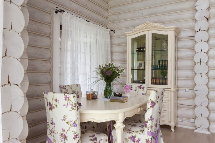 Innenansicht eines Blockhauses im Provence-Stil