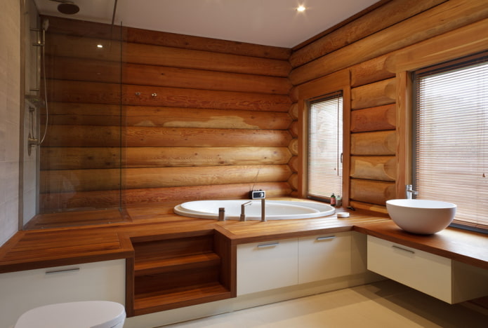 Badezimmerdesign im Inneren eines Blockhauses