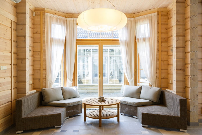 Wohnzimmergestaltung im Inneren eines Blockhauses