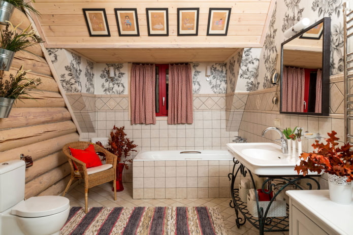 Badezimmerdesign im Inneren eines Blockhauses