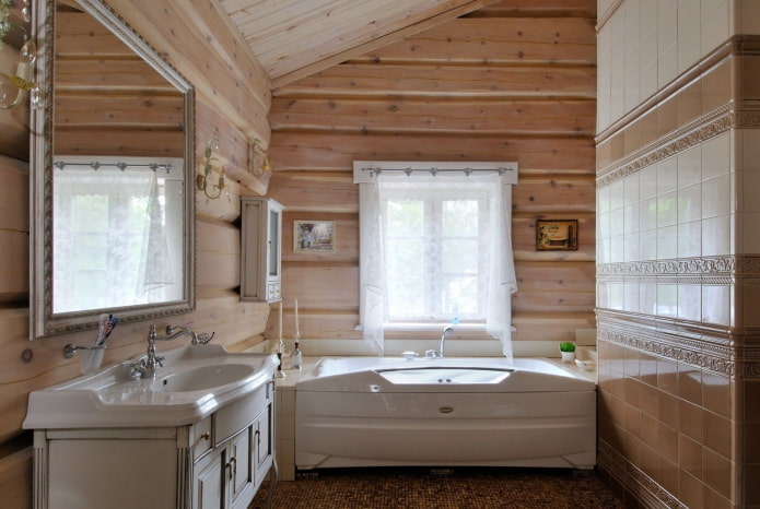 Badezimmerdesign im Inneren eines Blockhauses