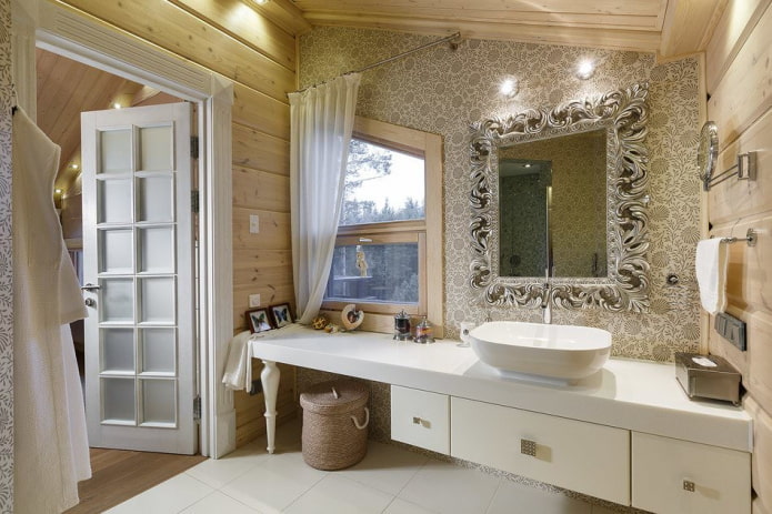 Badezimmerdesign im Inneren eines Blockhauses