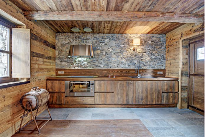 Innenausstattung eines Landhauses im alpinen Chalet-Stil