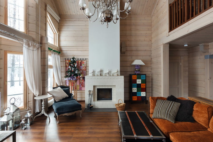 Kamin im Inneren des Wohnzimmers im Haus