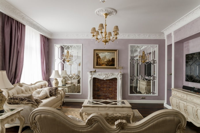 Kamin im Wohnzimmer-Interieur im klassischen Stil