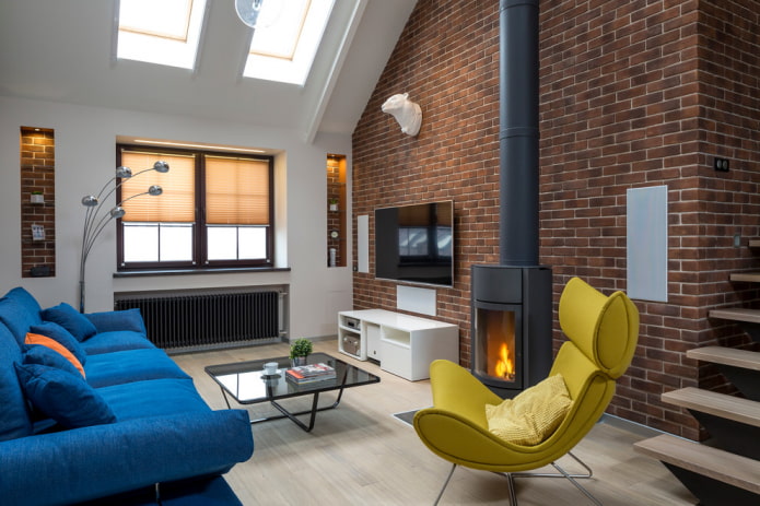 Kamin im Wohnzimmer im Loft-Stil