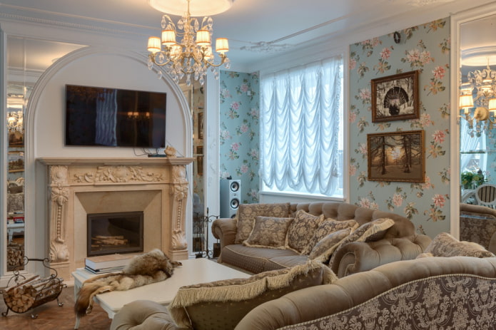 Kamin im Wohnzimmer-Interieur im klassischen Stil
