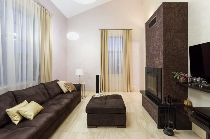 Kamin an einer freien Wand im Wohnzimmer