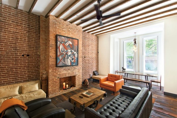 Kamin im Wohnzimmer im Loft-Stil