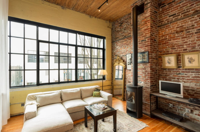 Kamin im Wohnzimmer im Loft-Stil