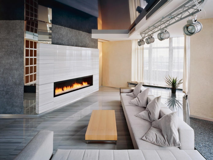 Kamin im Wohnzimmer-Interieur im High-Tech-Stil