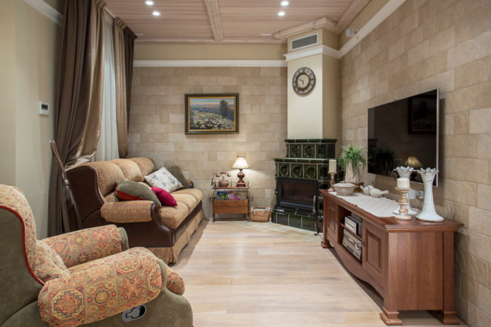 Kamin im Wohnzimmer-Interieur im Provence-Stil