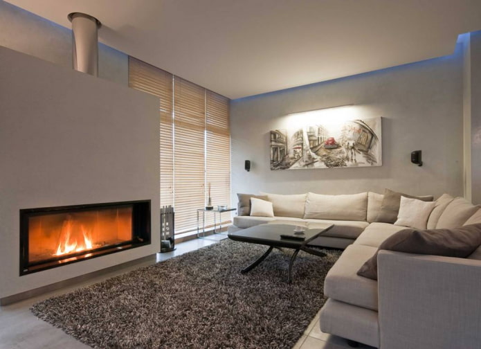 Kamin im Inneren eines großen Wohnzimmers