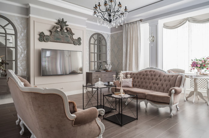 Wohnzimmer im klassischen Stil im Inneren des Hauses