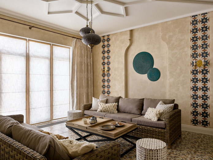 Zwei Sofas und ein Couchtisch im Flur