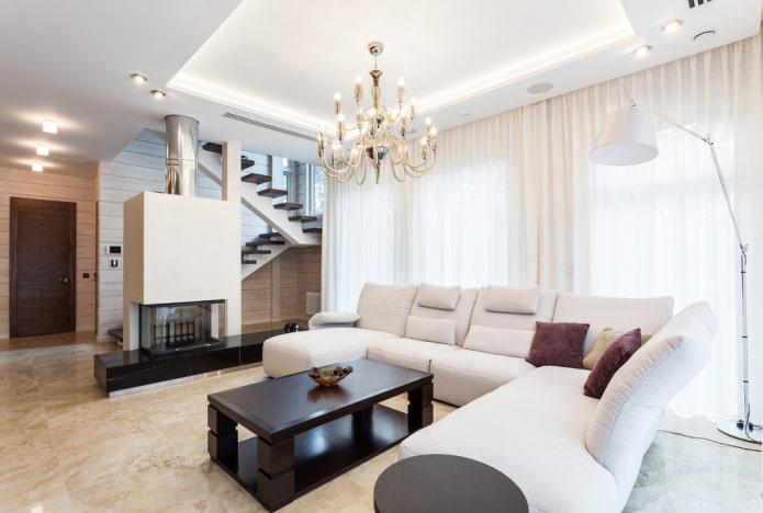 Großer Kronleuchter im Wohnzimmer