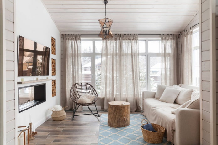 Kleines Wohnzimmer im skandinavischen Stil im Inneren des Hauses