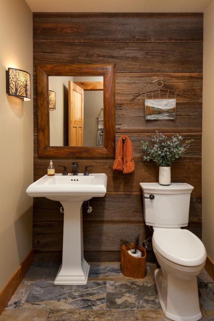 Holzwanddekoration in der Toilette