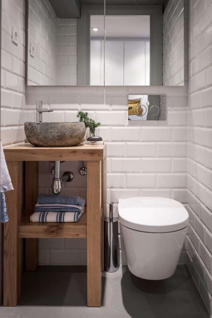 Kleiderschrank im Inneren einer kleinen Toilette