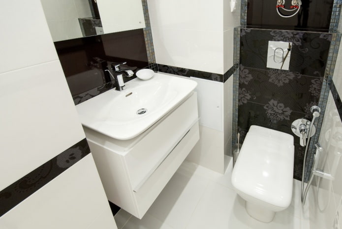 Schrank im Toiletteninneren