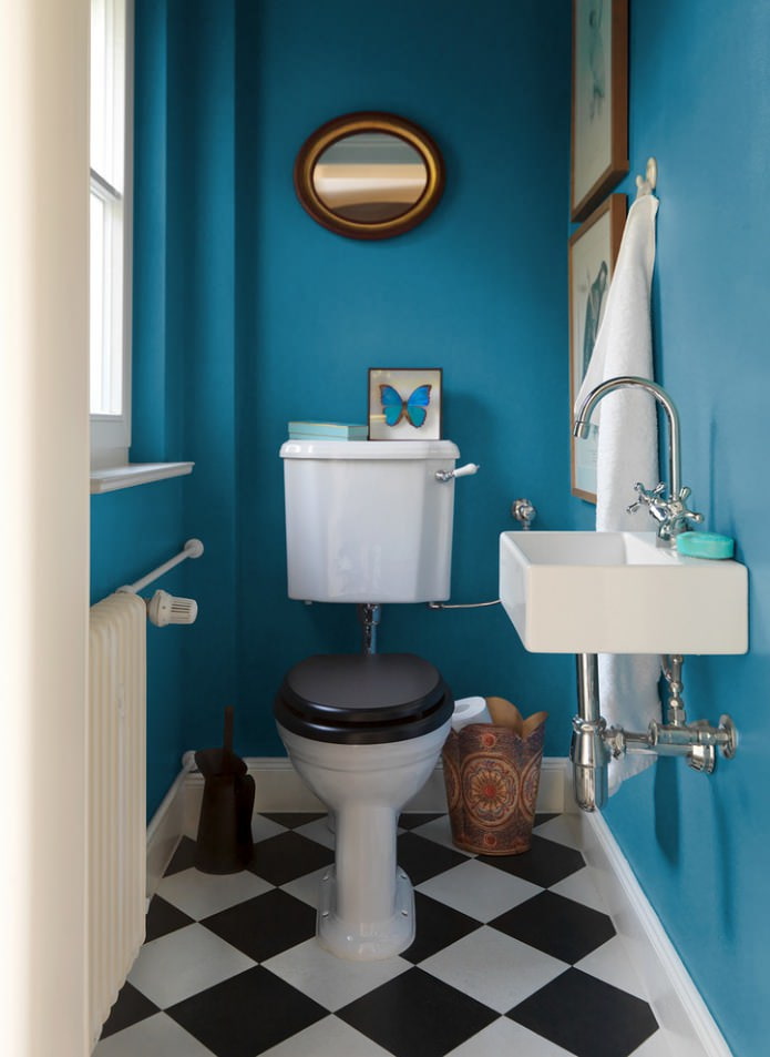 Blaue Wände in der Toilette
