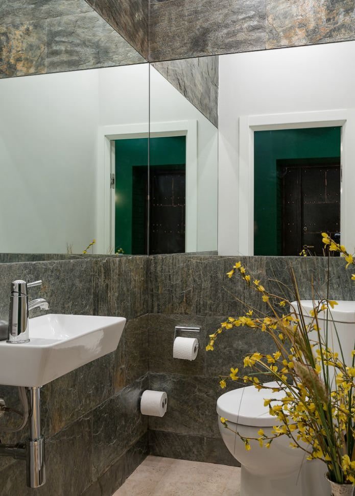 Spiegel in der Toilette