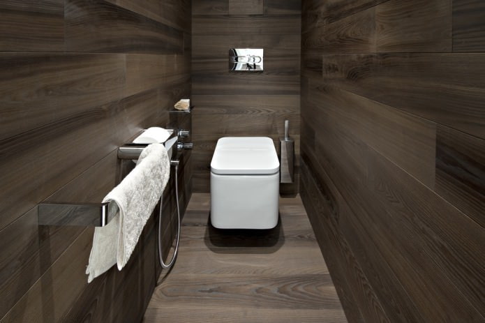 Laminat an der Wand in der Toilette