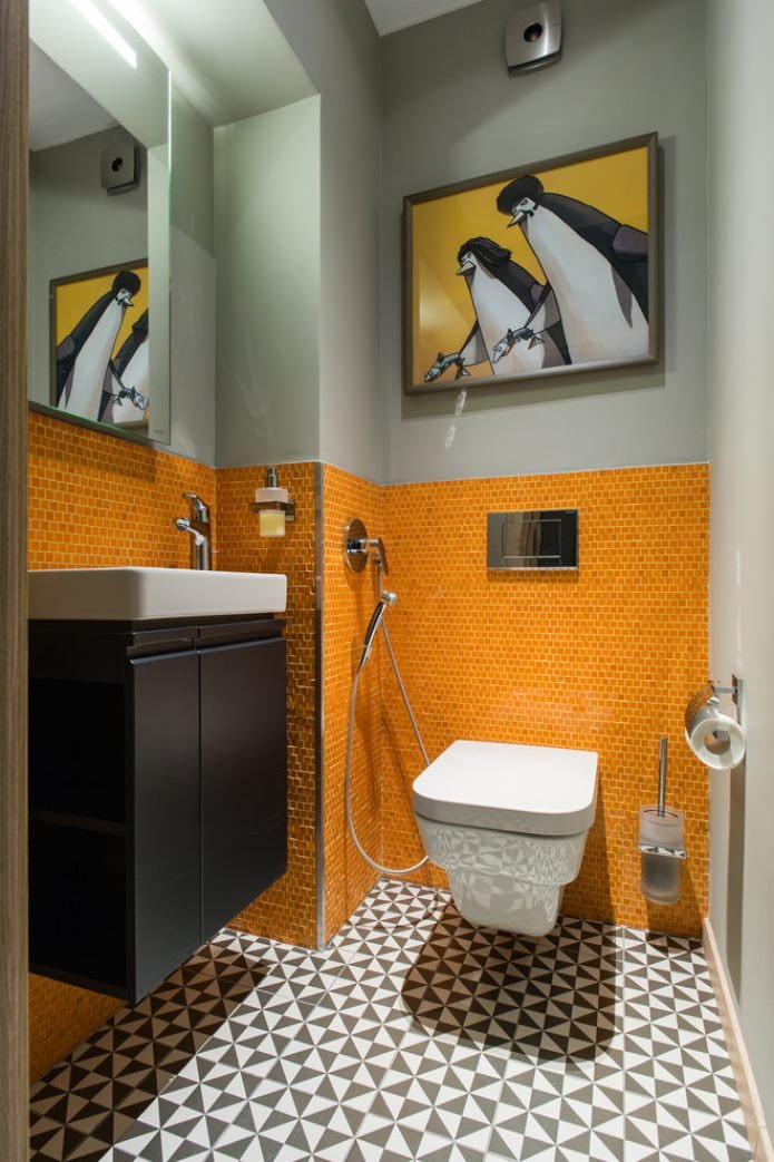 Gemälde und Mosaik an der Wand in der Toilette