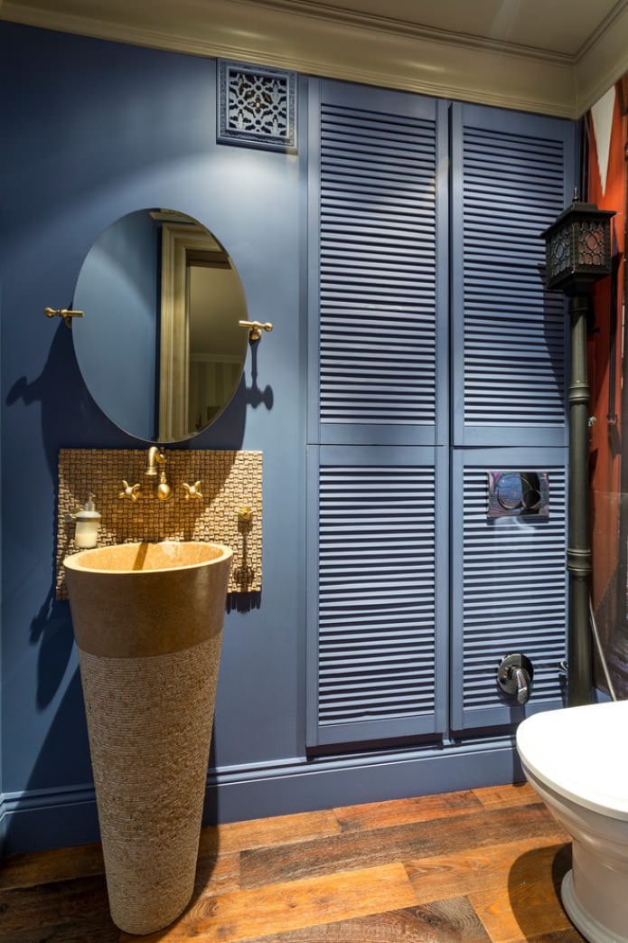 Schrank in einer Nische im Inneren der Toilette