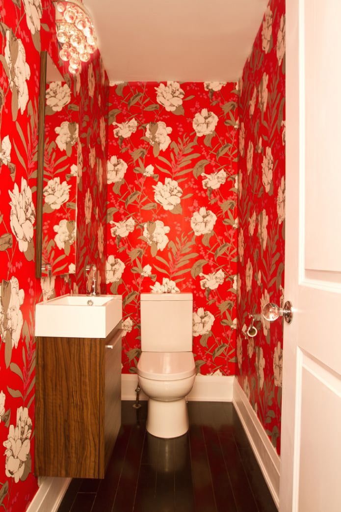 Rote Tapete in der Toilette