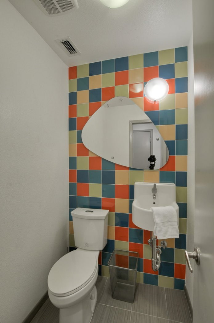 weiße Decke im Badezimmer