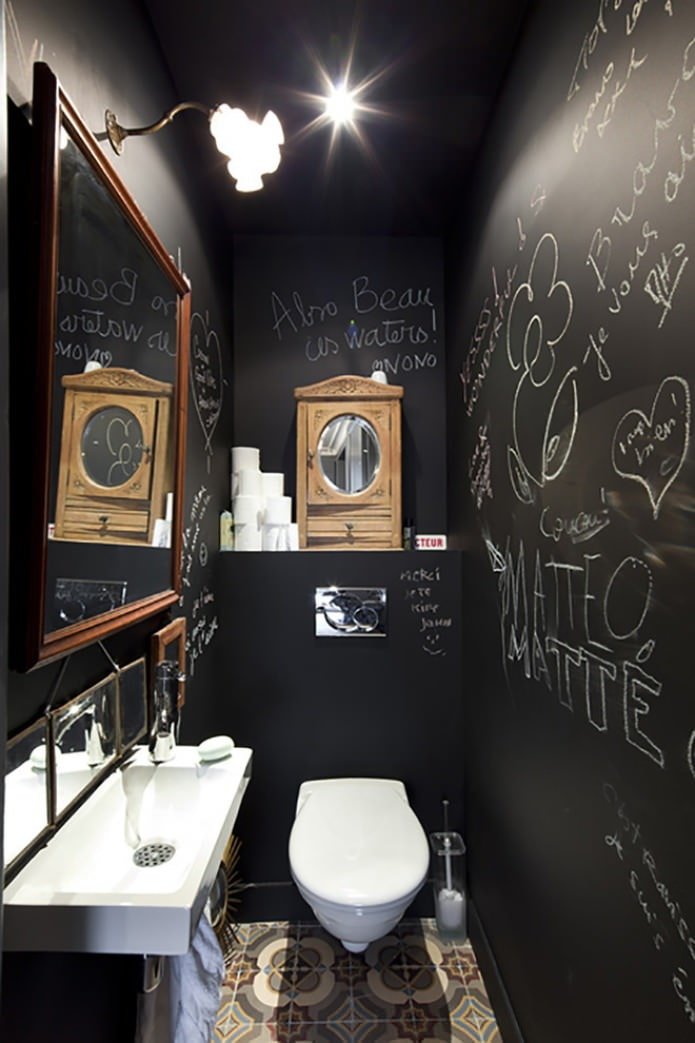 schwarzes Toiletteninterieur