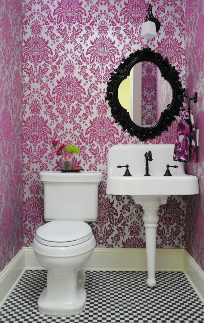 Dekorativer Spiegel in der Toilette