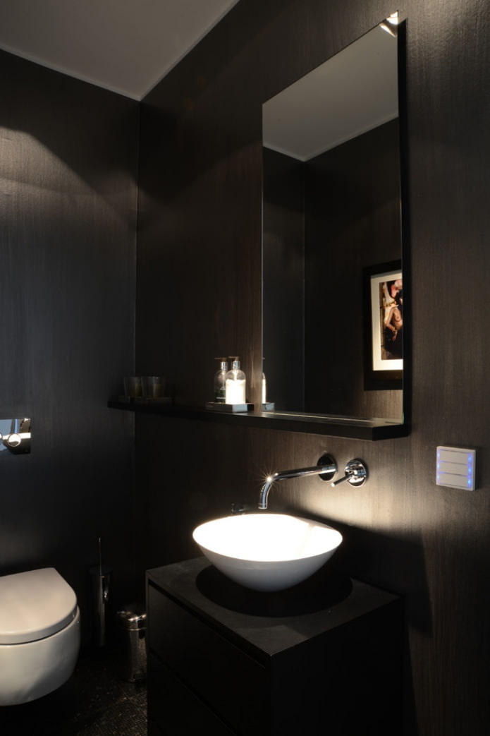 Toilette in Schwarztönen