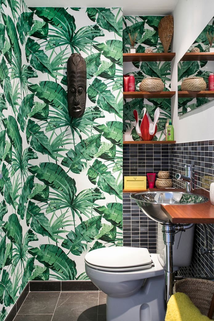 Grüne Tapete im Badezimmer