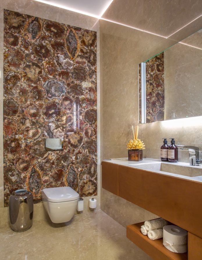 Toilette in Brauntönen