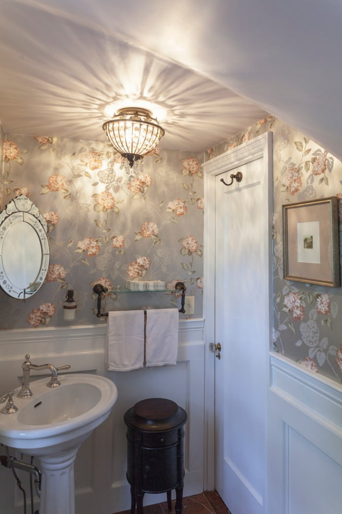 Toiletteneinrichtung im Provence-Stil