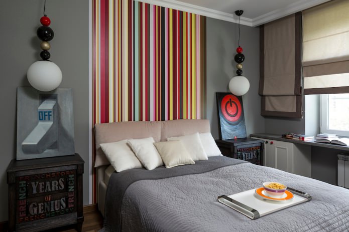 mehrfarbige gestreifte Wand am Kopfende des Bett